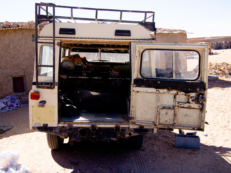 Illustration for article titled In War Torn Western Sahara, These Old Cars Are The King And Queen